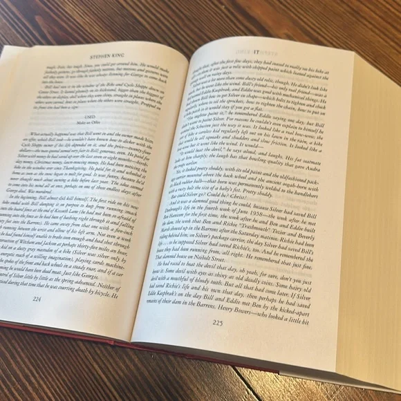 NWT Stephen King ‘It’ Novel - Picture 3 of 8